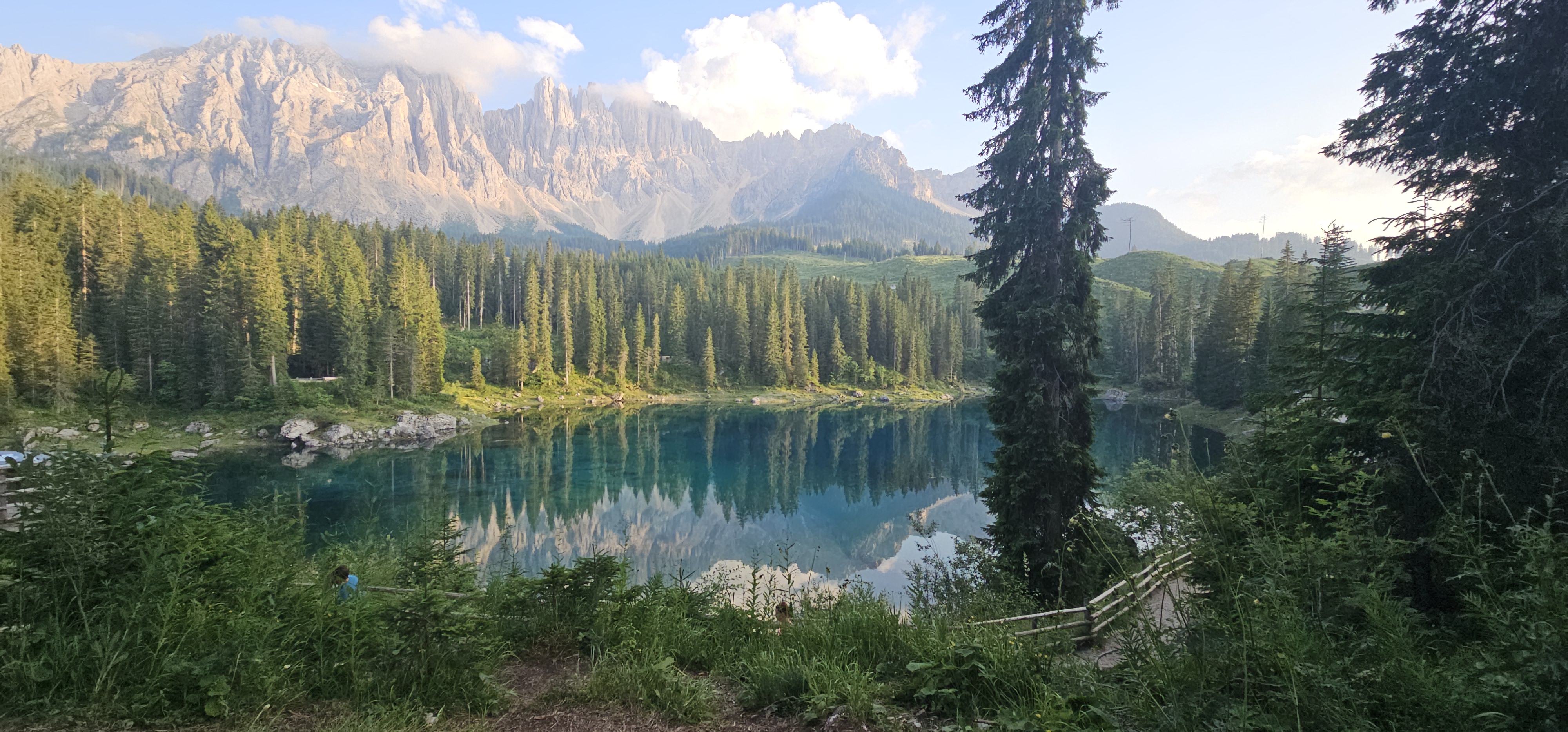 Lago alpino en los Dolomitas durante viaje guiado de montaña