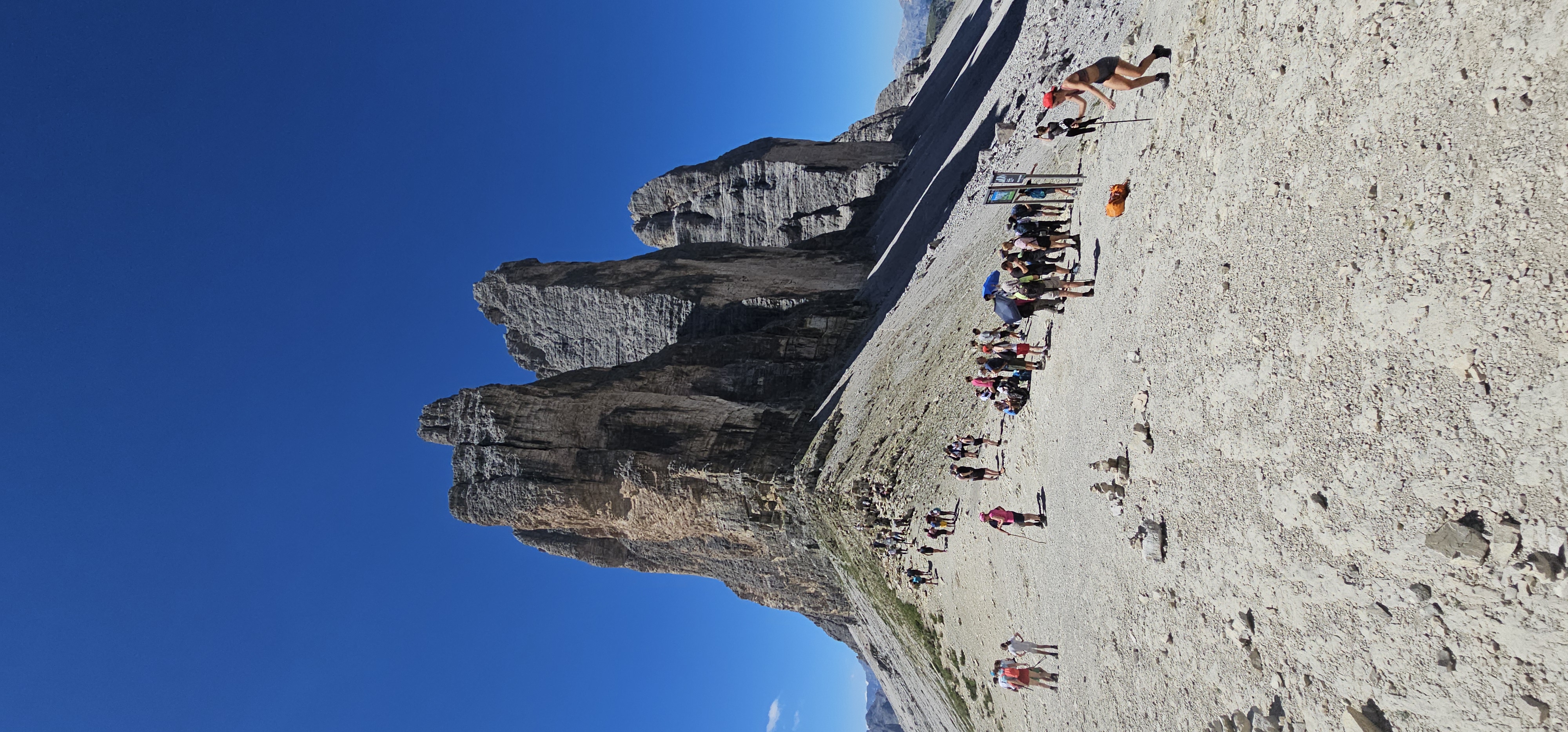 Grupo reducido realizando senderismo alpino en los Dolomitas
